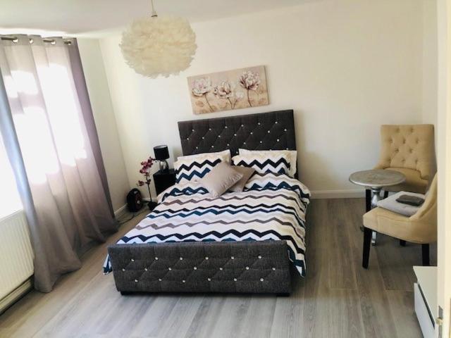 Beautiful Large Room In London Flat Екстериор снимка